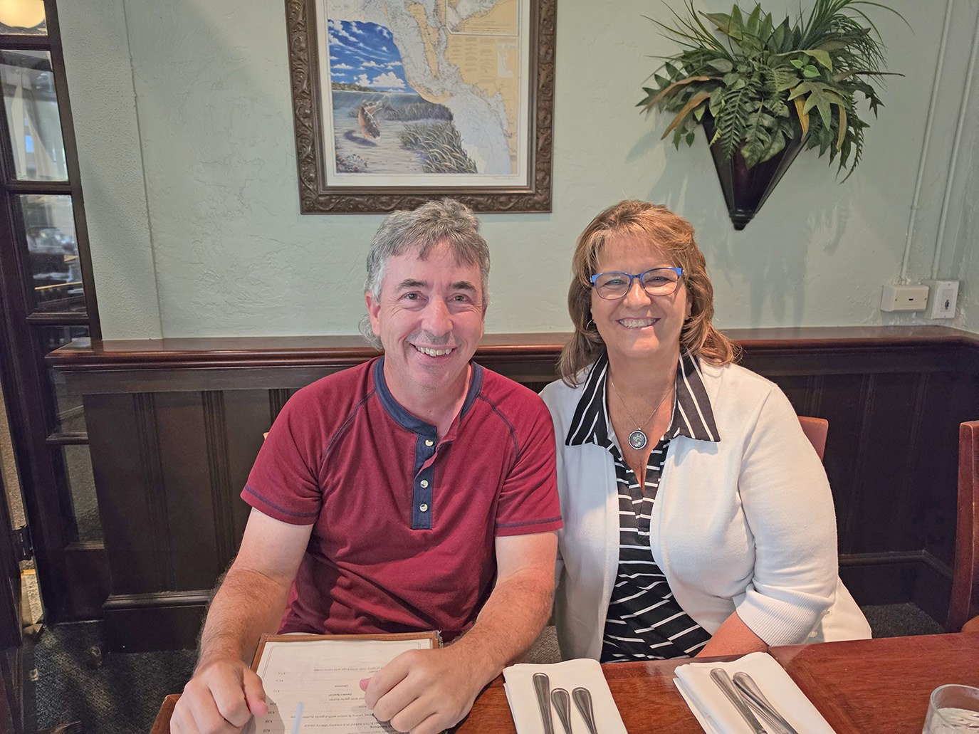 Jeff Gleixner and Leyna Hoffer seated together at the Dining Out event